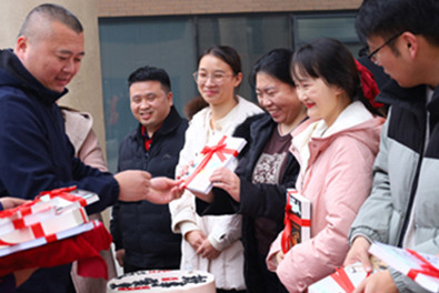 领导为大家颁发生日礼物书籍 